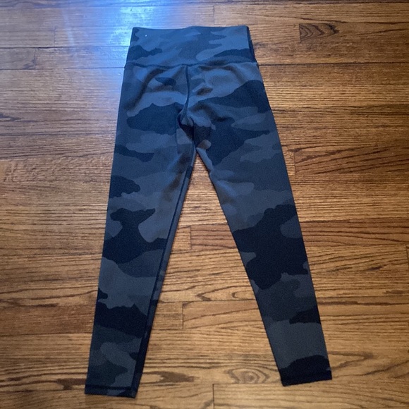 Offline by Aerie black and gray camouflage leggings - Picture 9 of 10